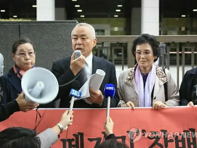 判決後、東京高裁の前で記者会見を行う原告ら＝２３日、東京（聯合ニュース）