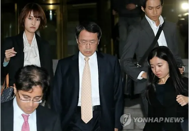 韓国外交部から抗議を受けた後、同部庁舎を後にする倉井高志総括公使＝1日、ソウル（聯合ニュース）