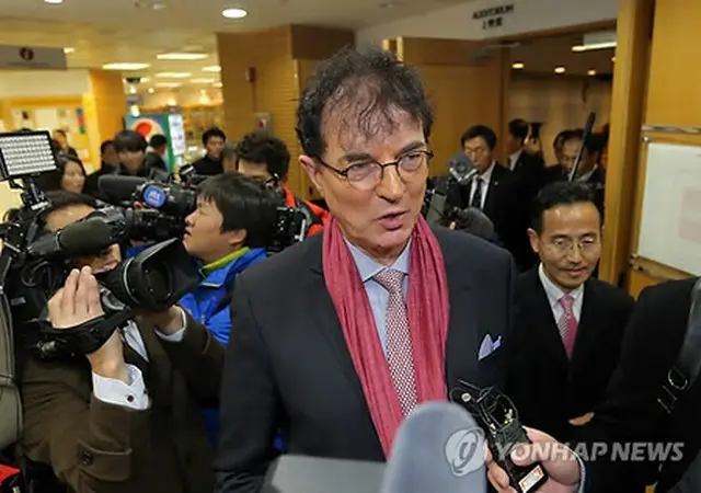 退任式後、記者団に質問に答える李参氏＝15日、ソウル（聯合ニュース）
