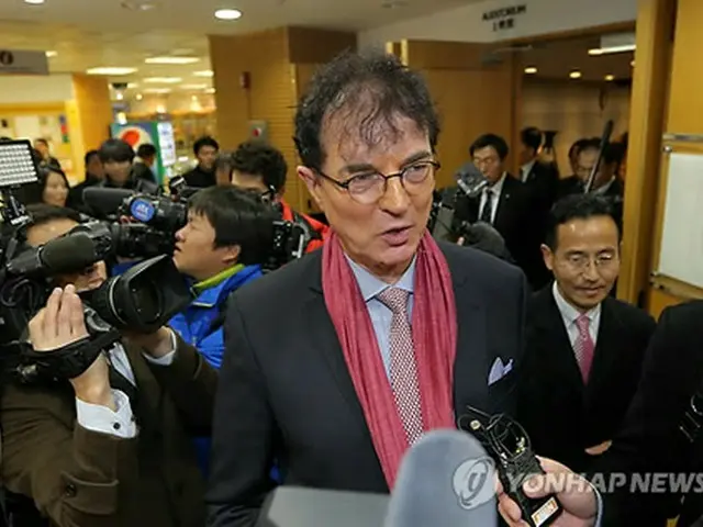 退任式後、記者団に質問に答える李参氏＝15日、ソウル（聯合ニュース）