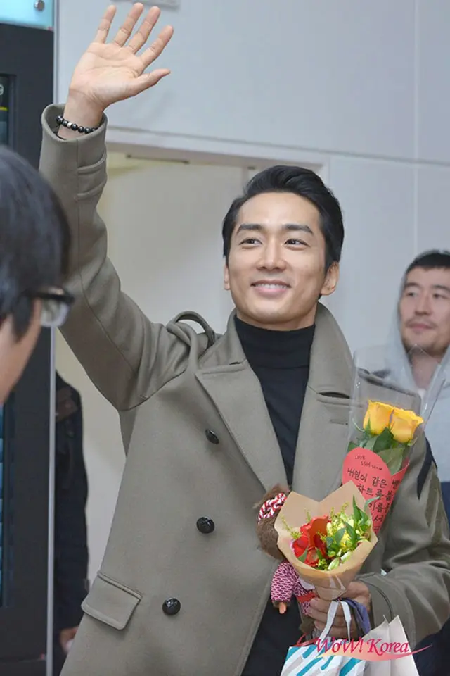 羽田空港に到着した俳優ソン・スンホン