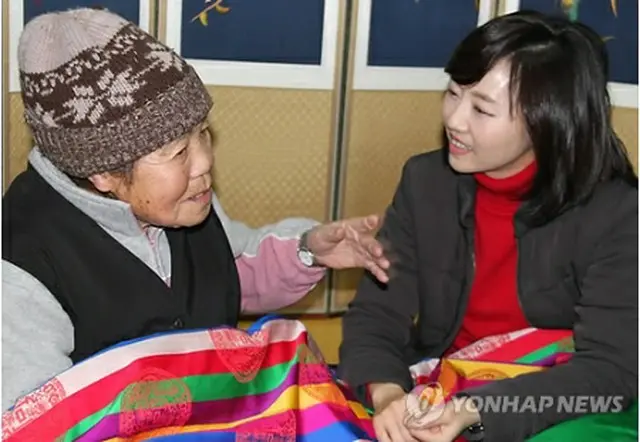 李玉善さん（左）と話す趙允旋長官＝10日、報恩（聯合ニュース）