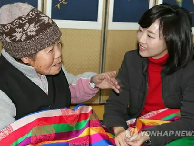 李玉善さん（左）と話す趙允旋長官＝10日、報恩（聯合ニュース）