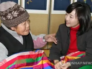 韓国女性家族部長官　元慰安婦を慰問