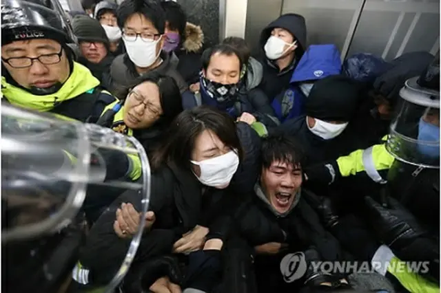 民主労総本部で、突入する警察と組合員らが衝突している＝22日、ソウル（聯合ニュース）