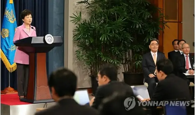会見を行う朴大統領＝6日、ソウル（聯合ニュース）