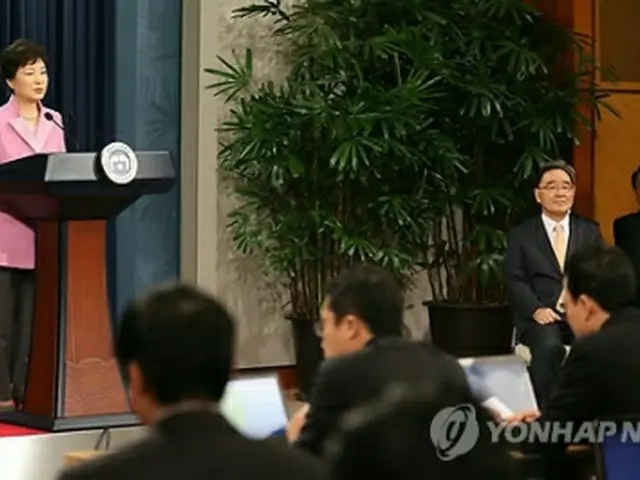 会見を行う朴大統領＝6日、ソウル（聯合ニュース）