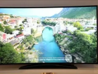 サムスンとLG　画面の曲がり率変えられるTV初公開