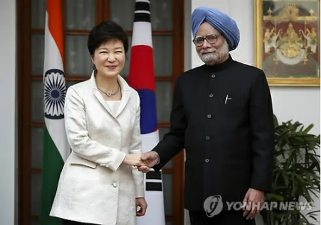 首脳会談で握手する朴大統領とシン首相＝１６日、ニューデリー（聯合ニュース）