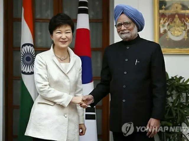 首脳会談で握手する朴大統領とシン首相＝１６日、ニューデリー（聯合ニュース）