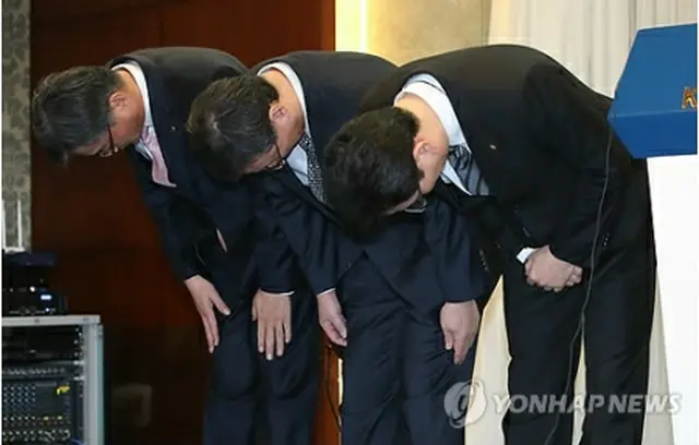 記者会見で謝罪するカード会社3社の関係者ら＝20日、ソウル（聯合ニュース）
