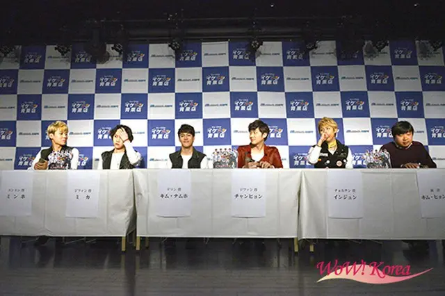 左からミンホ（SHU-I）、ミカ（大国男児）、キム・ナムホ、チャンヒョン（SHU-I）、インジュン（大国男児）、キム・ヒョンウ監督