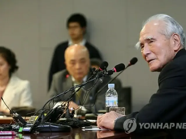 国会議員会館で記者会見する村山元首相＝１２日、ソウル（聯合ニュース）