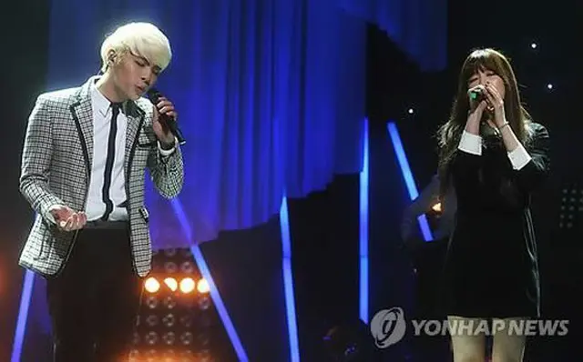 熱唱する「SHINee」ジョンヒョン（左）と「少女時代」テヨン