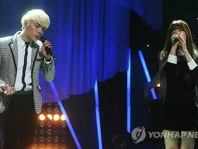 熱唱する「SHINee」ジョンヒョン（左）と「少女時代」テヨン