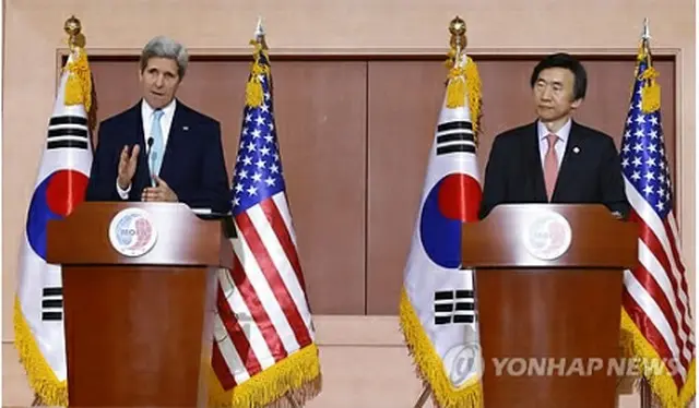 共同記者会見に臨むケリー米国務長官（左）と尹炳世外交部長官＝13日、ソウル（聯合ニュース）