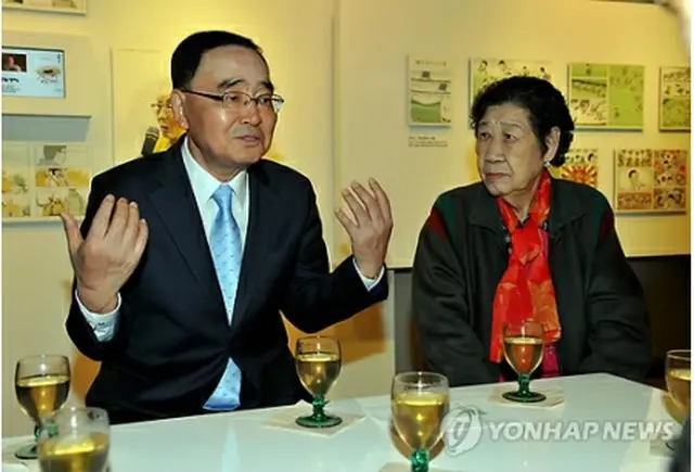会場で元慰安婦と話をする鄭首相（国務総理室提供）＝１日、ソウル（聯合ニュース）