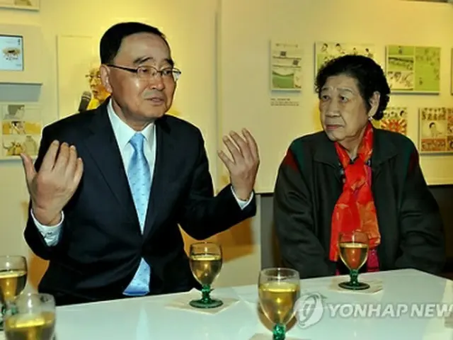 会場で元慰安婦と話をする鄭首相（国務総理室提供）＝１日、ソウル（聯合ニュース）