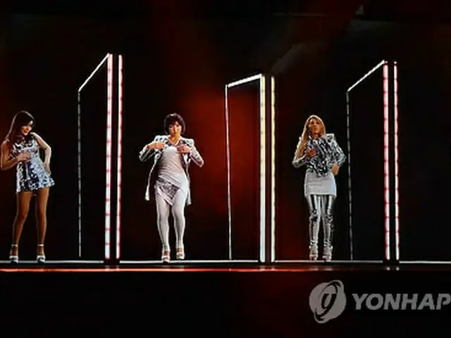 ＜コラム＞「少女時代」と「2NE1」、3週間の衣装代は？