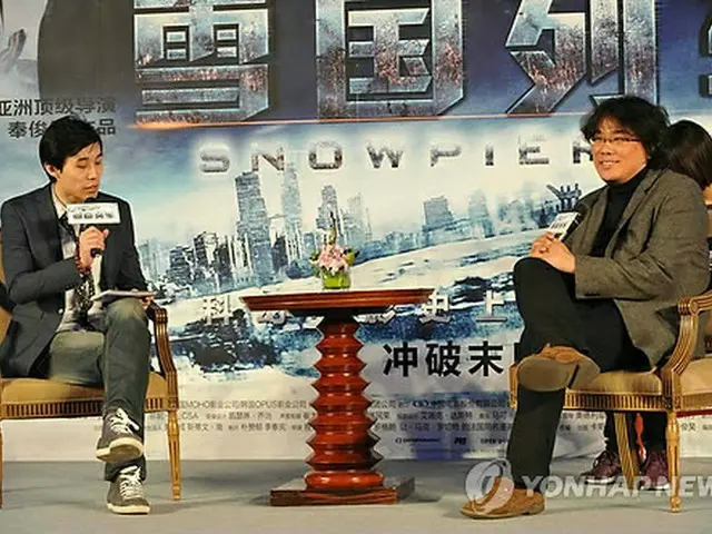 中国でのショーケースに出席したポン・ジュノ監督（右）