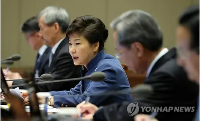 首席秘書官会議で発言する朴大統領＝１０日、ソウル（聨合ニュース）