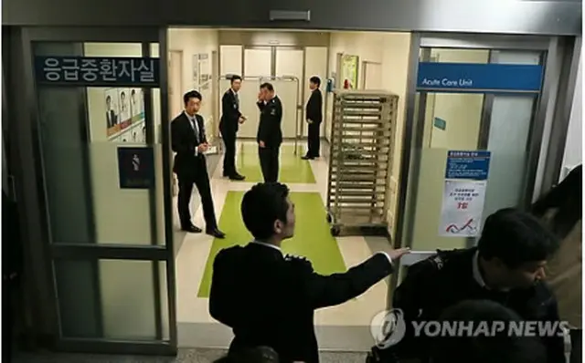自殺を図った課長が入院されている病院の集中治療室。治療室周辺には警備員が配置され、関係者以外の立ち入りを禁止している＝24日、ソウル（聯合ニュース）