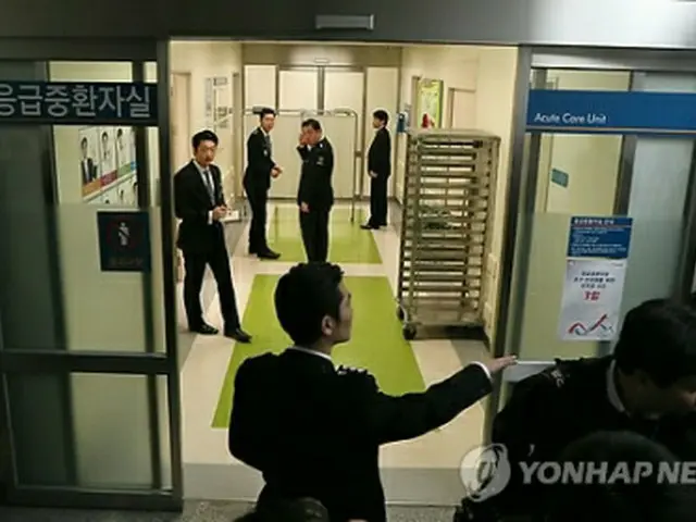 自殺を図った課長が入院されている病院の集中治療室。治療室周辺には警備員が配置され、関係者以外の立ち入りを禁止している＝24日、ソウル（聯合ニュース）