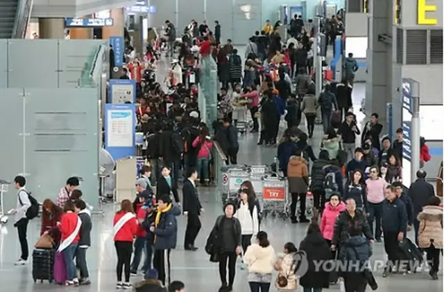 旅行客でにぎわう仁川国際空港＝（聯合ニュース）