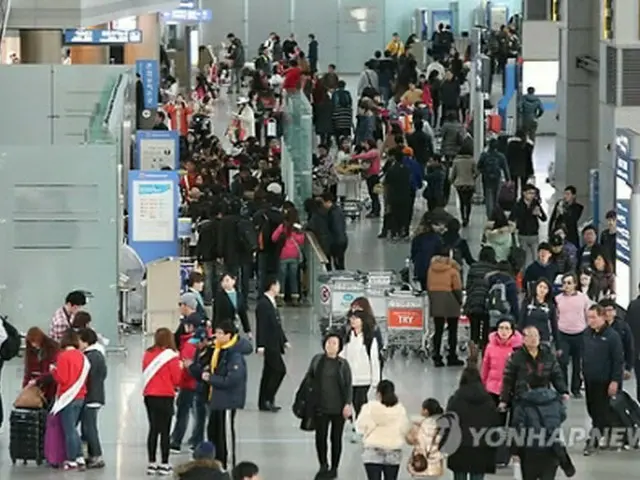 旅行客でにぎわう仁川国際空港＝（聯合ニュース）