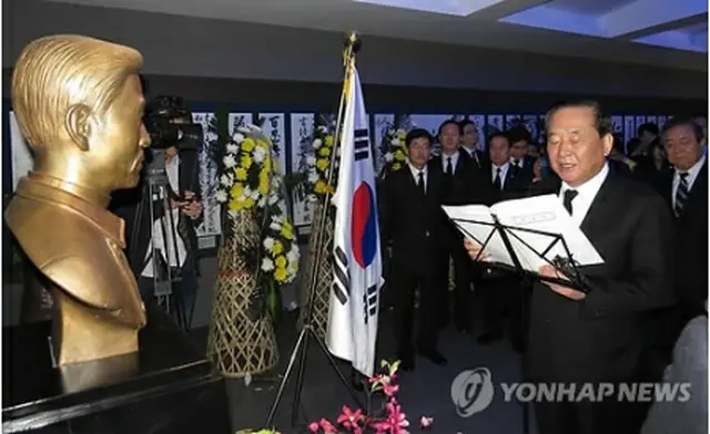 追悼行事の様子。徐議員が追悼の辞を述べている＝26日、大連（聯合ニュース）