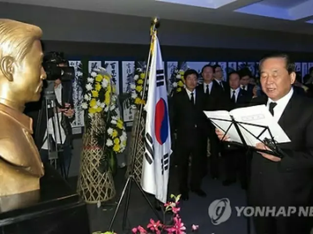 追悼行事の様子。徐議員が追悼の辞を述べている＝26日、大連（聯合ニュース）