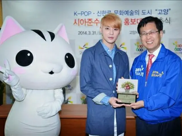 「JYJ」のジュンス（左）と崔市長＝（聯合ニュース）