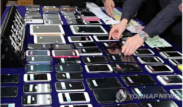 盗んだスマホなどを買い取るグループから押収した端末機＝（聯合ニュース）