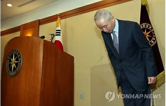 記者会見で謝罪する南氏＝15日、ソウル（聯合ニュース）