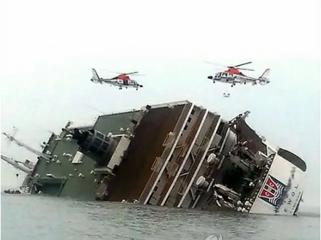 沈没している旅客船＝16日、珍島（聯合ニュース）