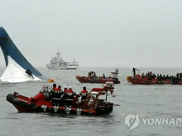 救助作業を行っている海洋警察＝16日、珍島（聯合ニュース）