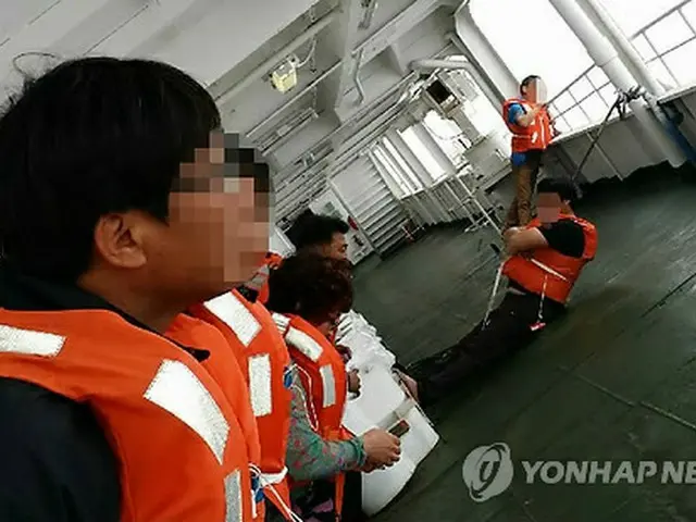 沈没する船内の緊迫した状況＝聯合ニュース