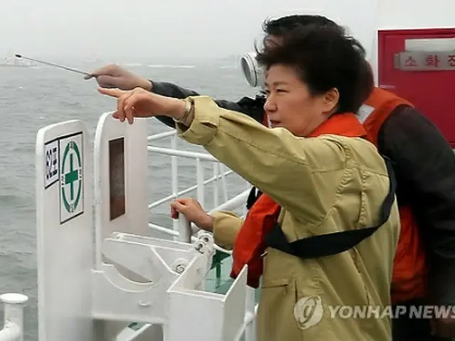 事故海域を訪れ説明を受ける朴槿恵大統領＝17日、珍島（聯合ニュース）