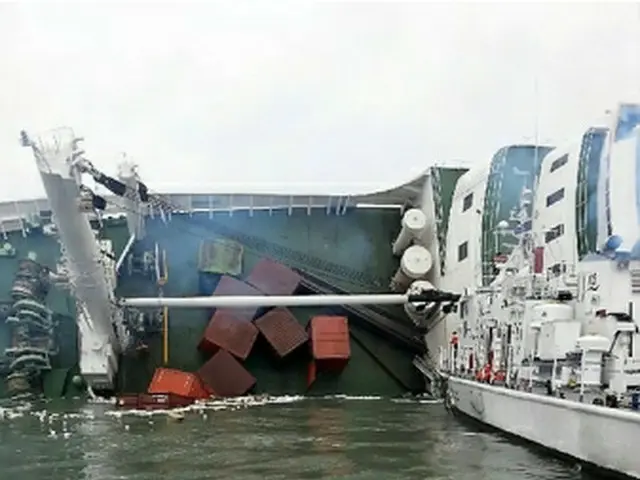 船に積まれていたコンテナ＝（聯合ニュース）