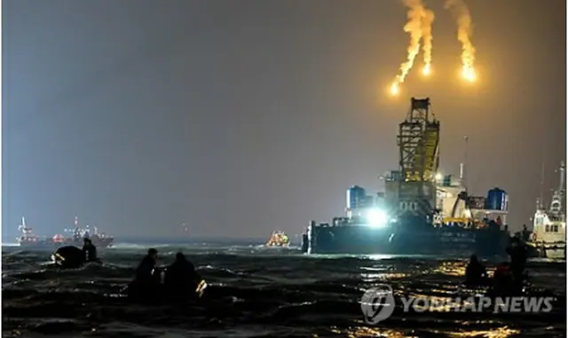 現場海域では日没後も捜索作業が行われている（韓国海軍提供）＝21日、珍島（聯合ニュース）