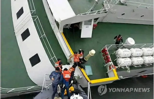 操舵室から脱出する船員（木浦海洋警察提供）＝16日、珍島（聯合ニュース）