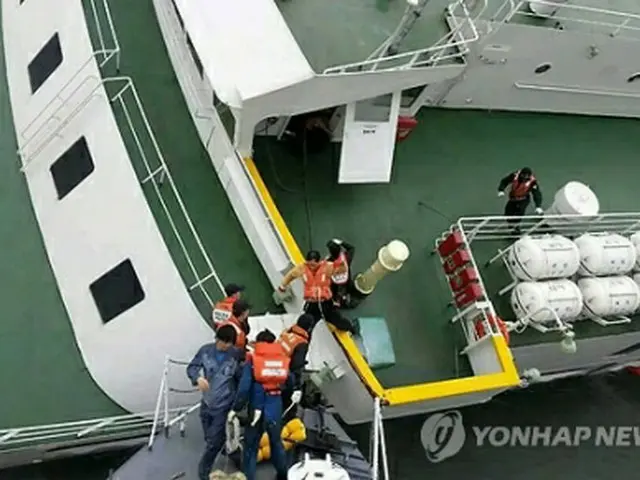 操舵室から脱出する船員（木浦海洋警察提供）＝16日、珍島（聯合ニュース）