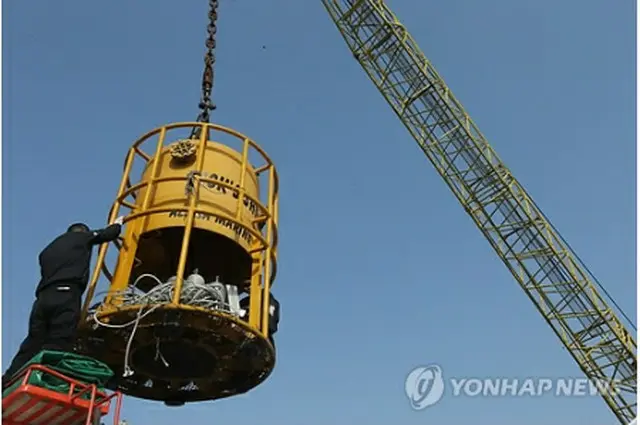水中に吊り下ろし管を通じて酸素を供給する潜水鐘＝（聯合ニュース）