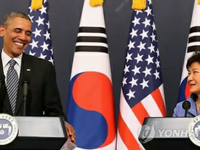 オバマ大統領（左）と共同記者会見を行う朴大統領＝25日、ソウル（聯合ニュース）