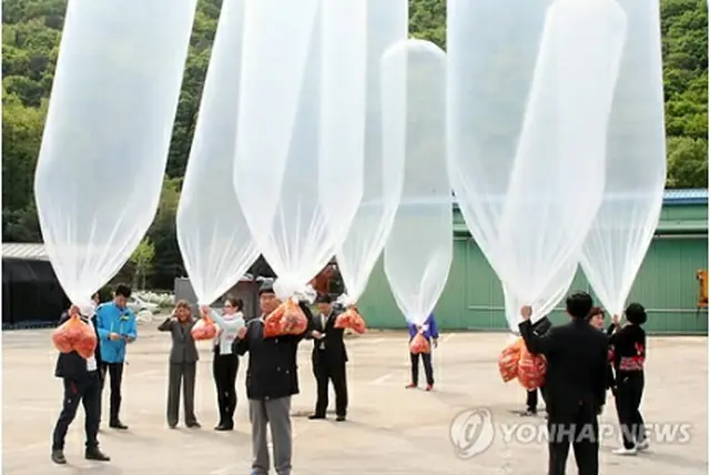 チョコパイをつけた大型風船を北朝鮮に向け飛ばす脱北者団体＝28日、坡州（聯合ニュース）