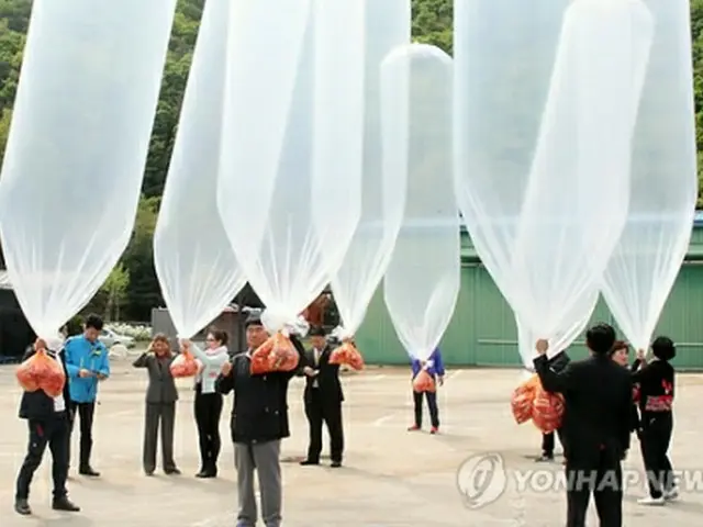 チョコパイをつけた大型風船を北朝鮮に向け飛ばす脱北者団体＝28日、坡州（聯合ニュース）