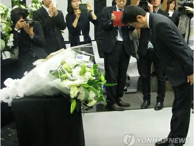旅客船事故犠牲者の冥福を祈る安倍首相（韓国大使館提供）＝28日、東京（聯合ニュース）