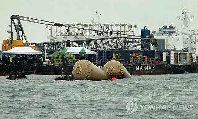 事故現場海域で作業にあたる潜水士ら