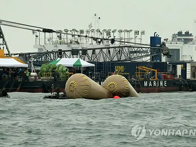 事故現場海域で作業にあたる潜水士ら