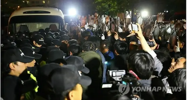 テレビ局ＫＢＳで抗議する犠牲者の家族ら＝８日、ソウル（聯合ニュース）